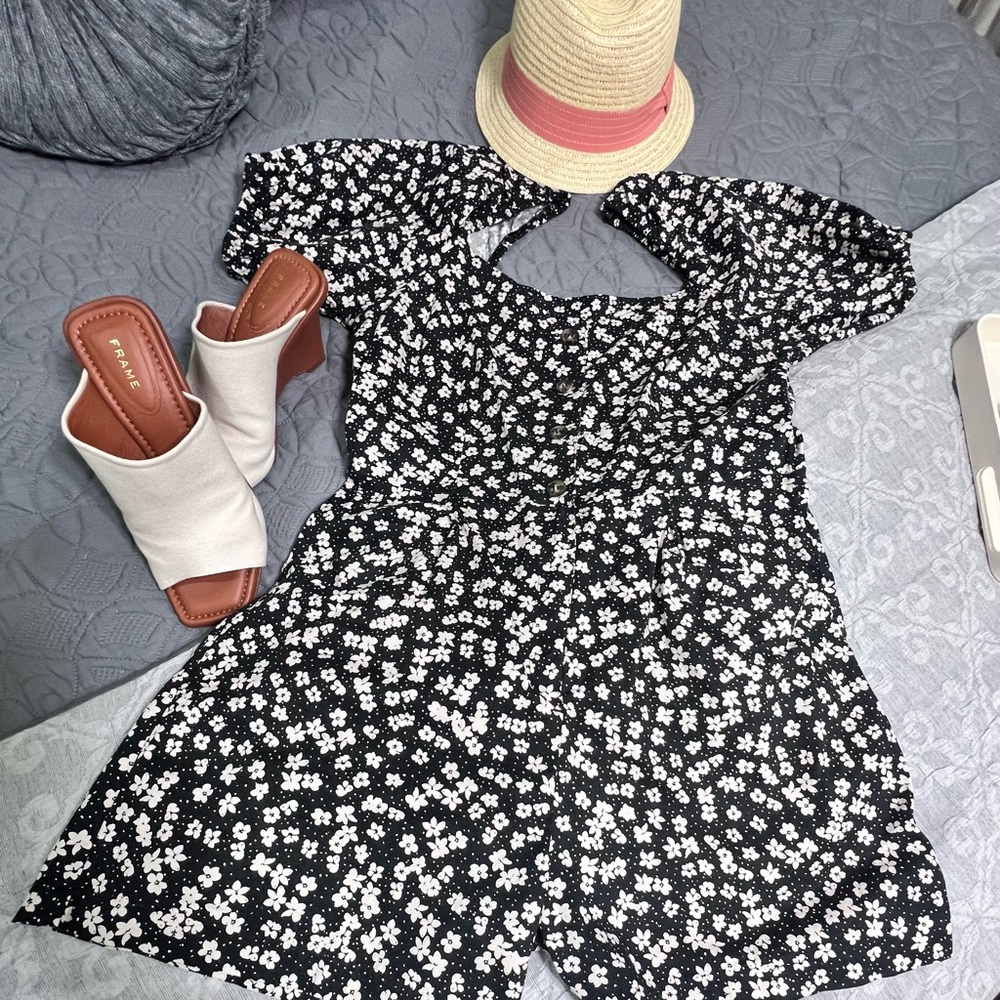 Confortable romper shorts and sandals